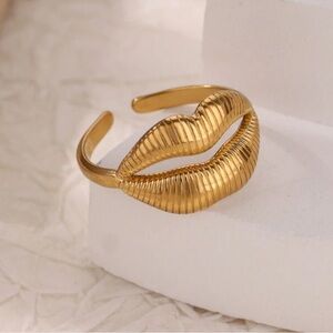 Chic Adjustable Gold Lip Stainless Steel Ring – Modern Minimalist Luxury